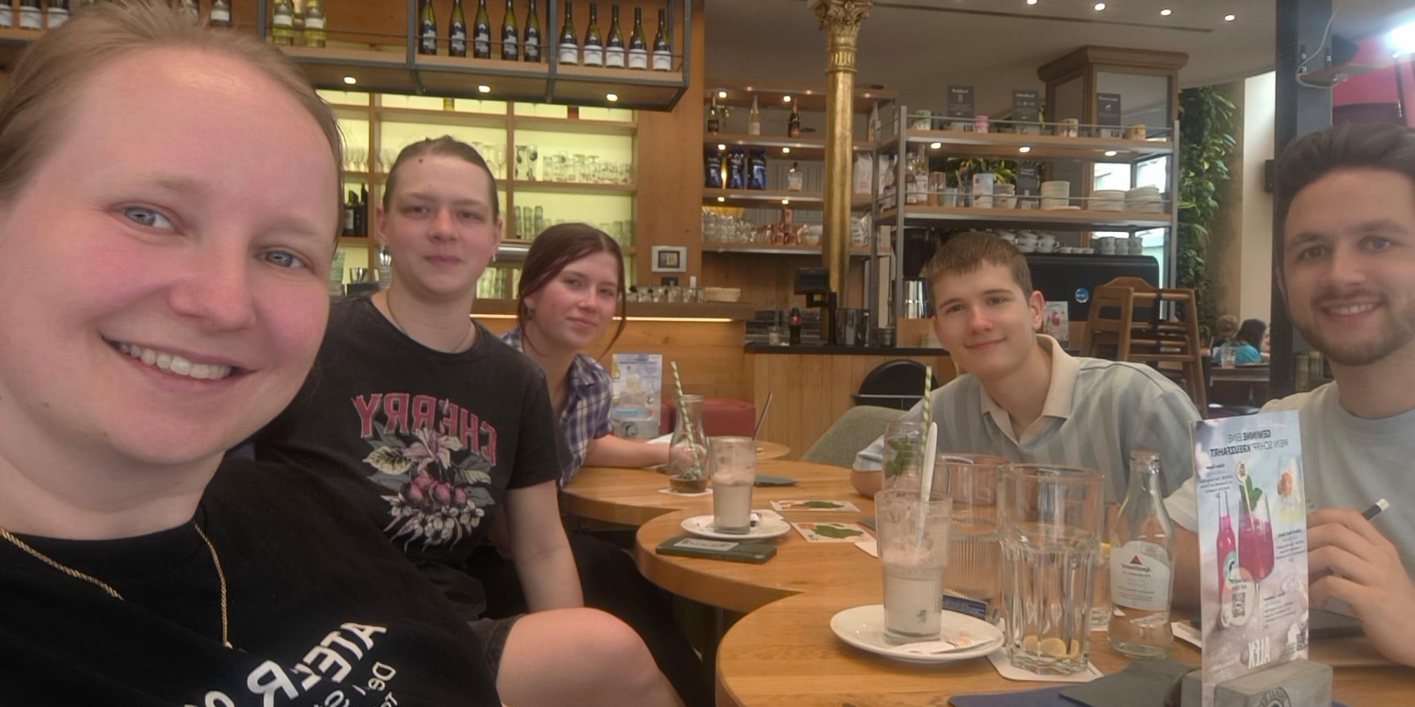 Gruppenbild im Restaurant (c) Kolpingjugend Trier Gruppenbild im Restaurant