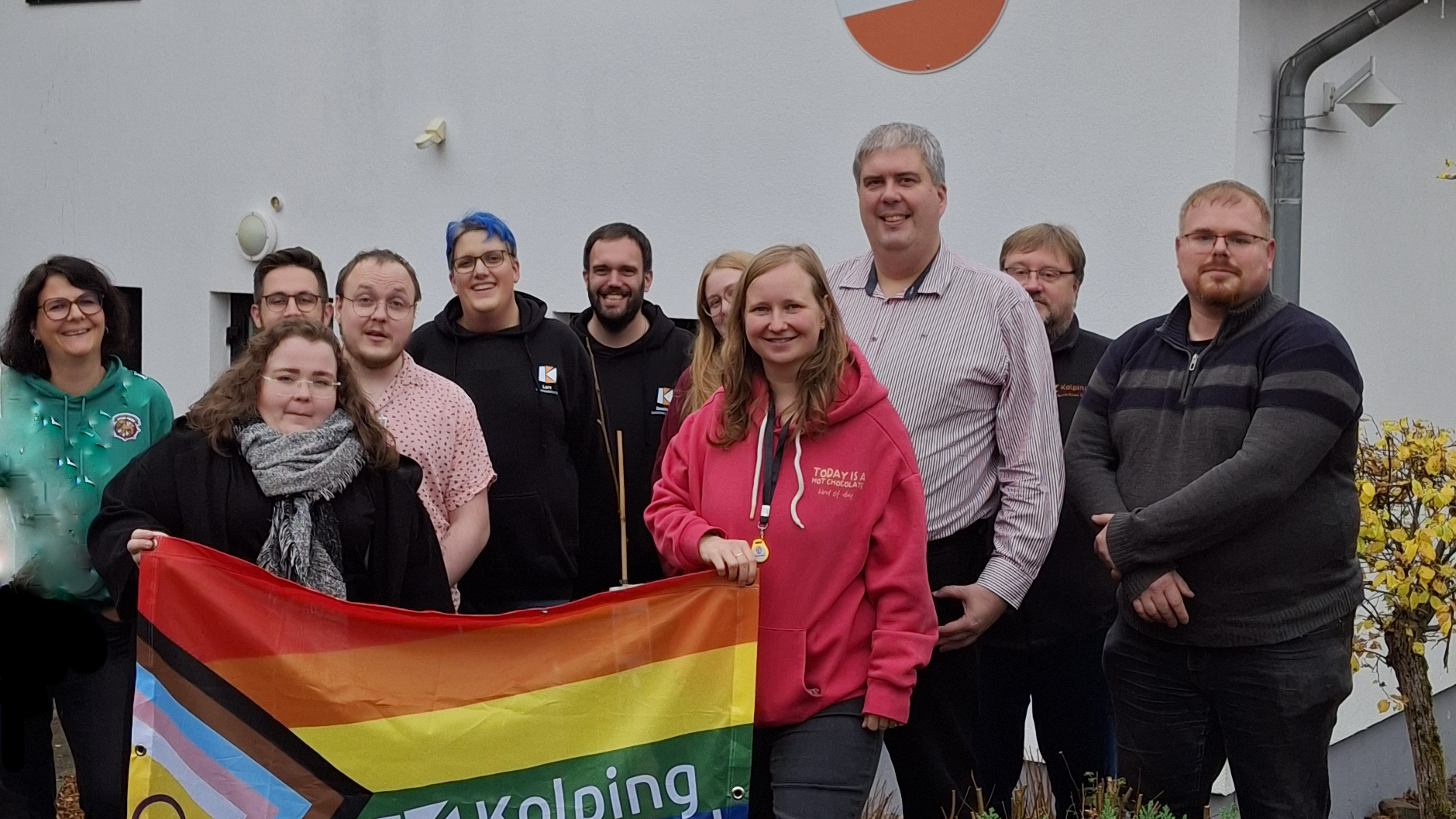 Gruppenbild vor der Jugendherberge Trier mit Pride Banner