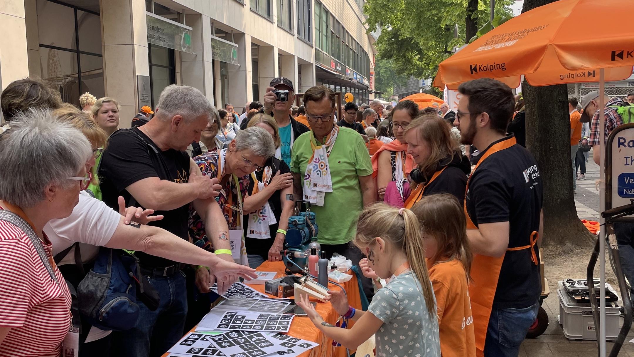 Gut besuchter Stand mit Airbrush Tattoo Maschine