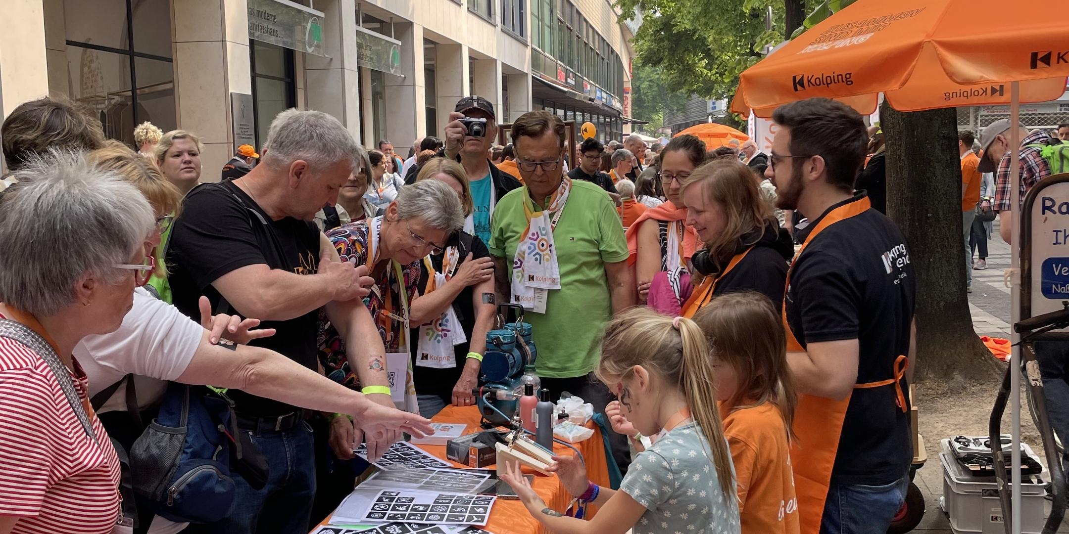 Gut besuchter Stand mit Airbrush Tattoo Maschine