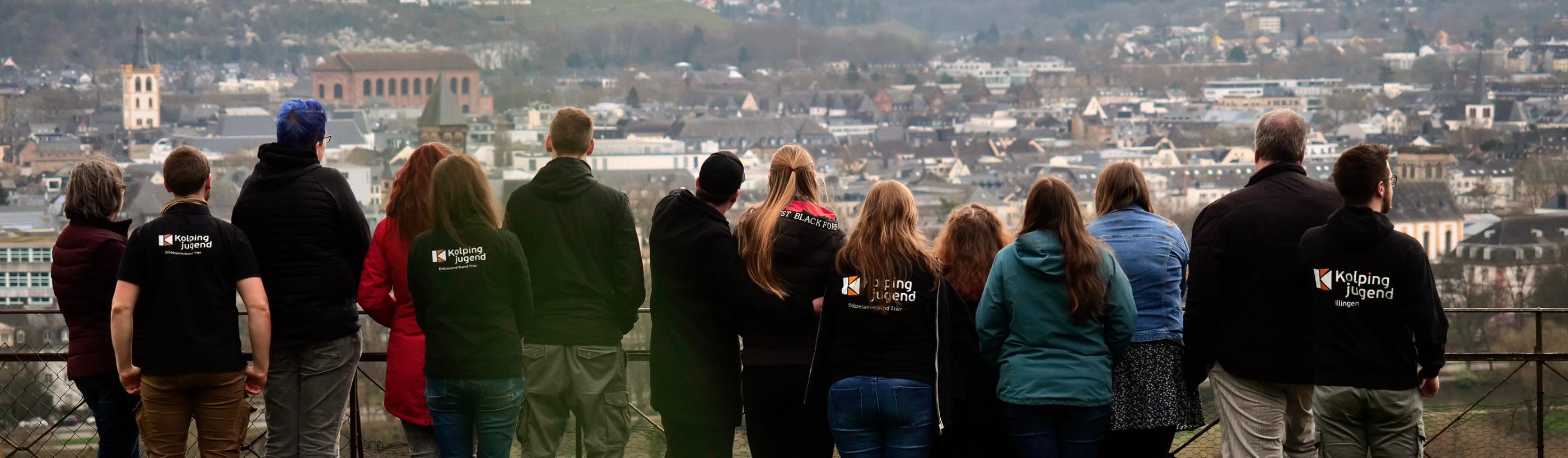 Man sieht eine Gruppe junger Menschen an einem Aussichtspunkt
