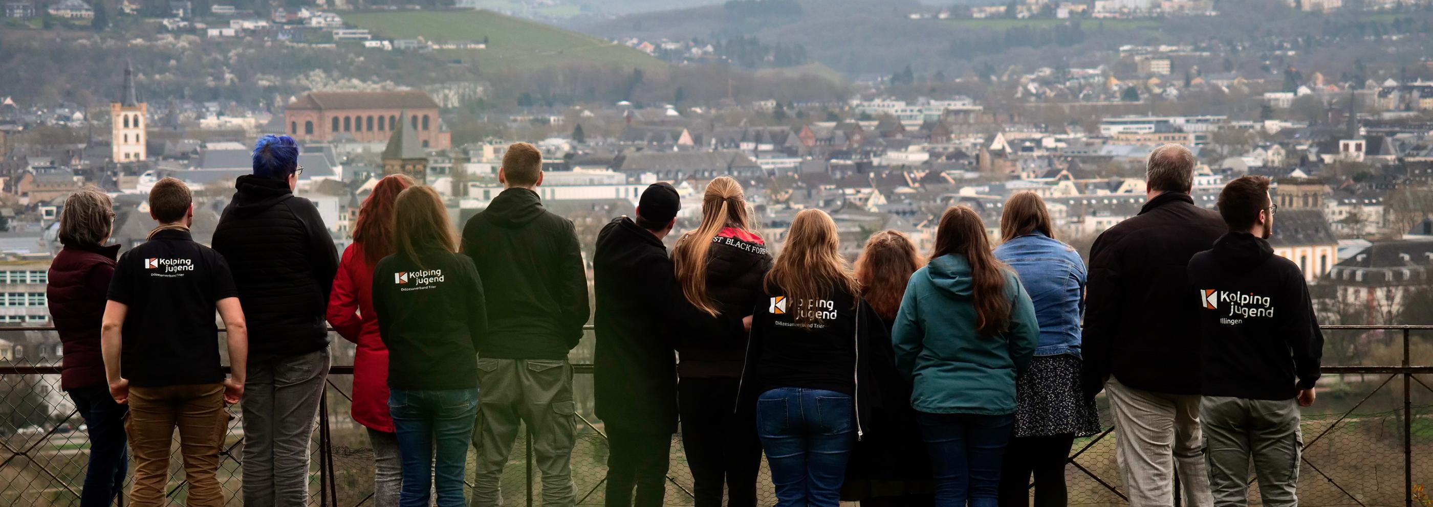 Man sieht eine Gruppe junger Menschen an einem Aussichtspunkt