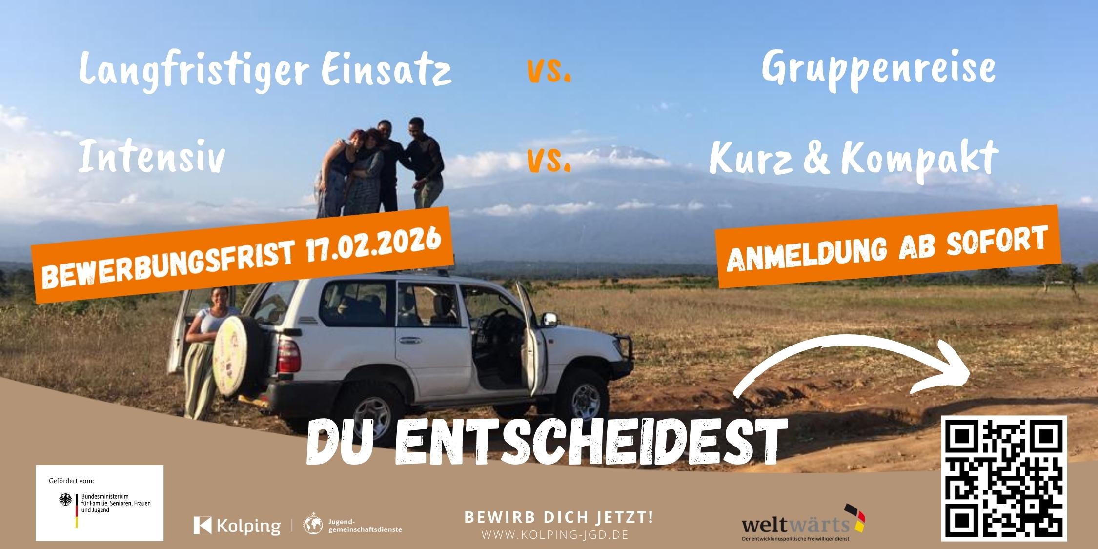 Jeep steht an der Straße, auf dem Dach drei Menschen. Dazu Informationen zum Freiwilligendienst und Workcamp mit QR Code