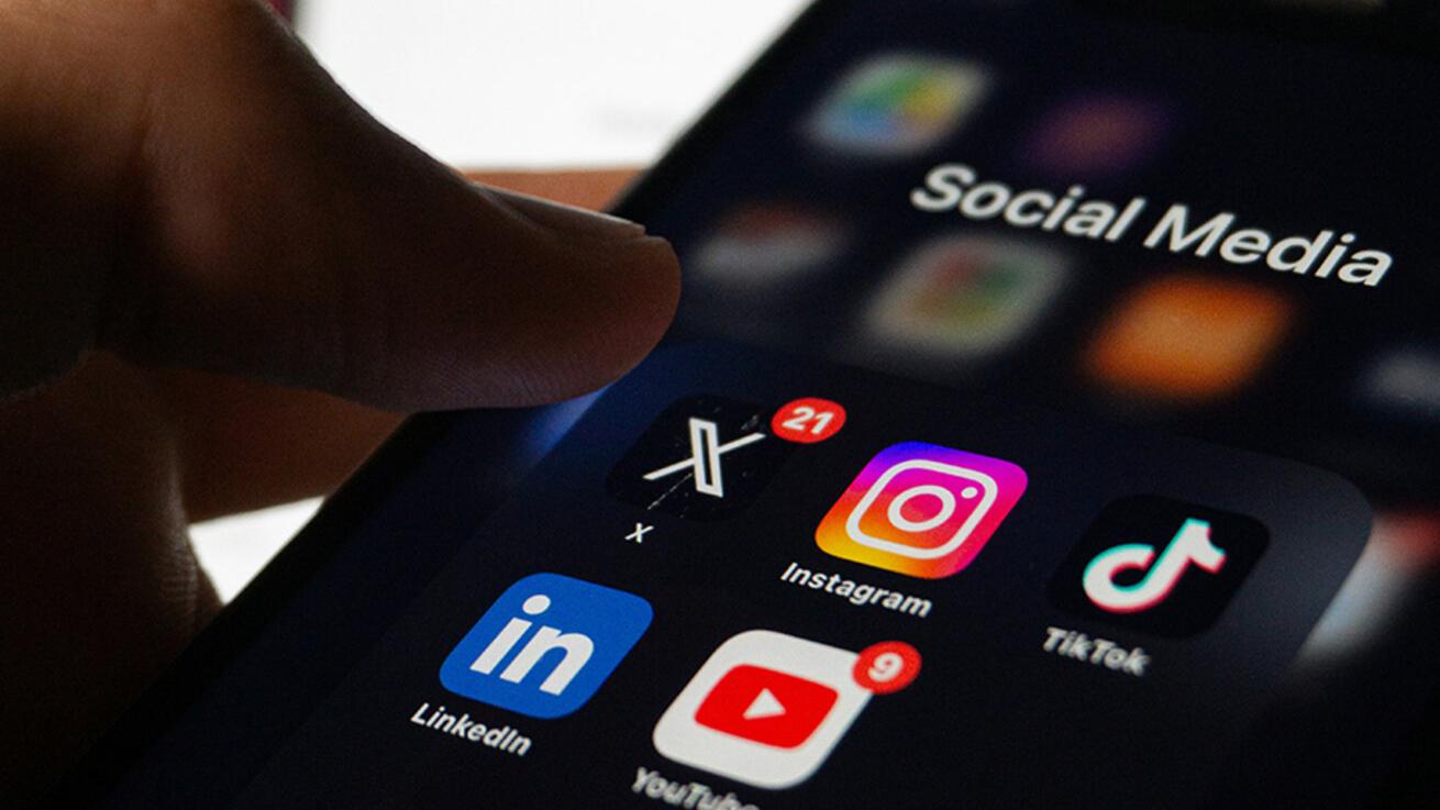 verschiedene Logos von Social Media auf einem Handy