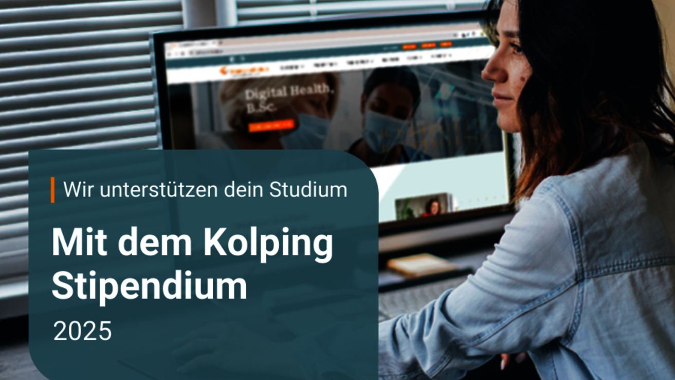 Eine Frau von der Seite an einem Bildschirm und dazu der Text, dass das Studium mit dem Kolping Stipendium unterstützt wird.